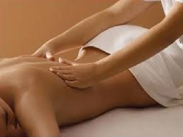 Relaxation assurée corps et esprit<br />
<br />
Massage doux et profond aux huiles essentielles<br />
<br />
Dans le cadre de la massothérapie, accompagnement psychologique suivi d'un massage thérapeutique